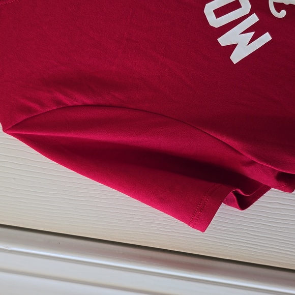 MAGICAL SEASON WOMEN'S RED " MOST LIKELY TO KISS SANTA" SHORT SLEEVE TEE SMALL - Picture 4 of 14